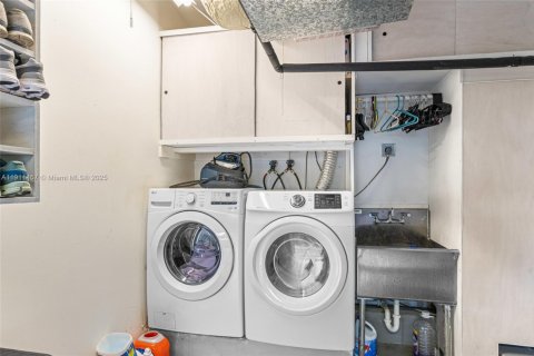 House in Palmetto Bay, Florida 3 bedrooms, 131.46 sq.m. № 1968570 - photo 27