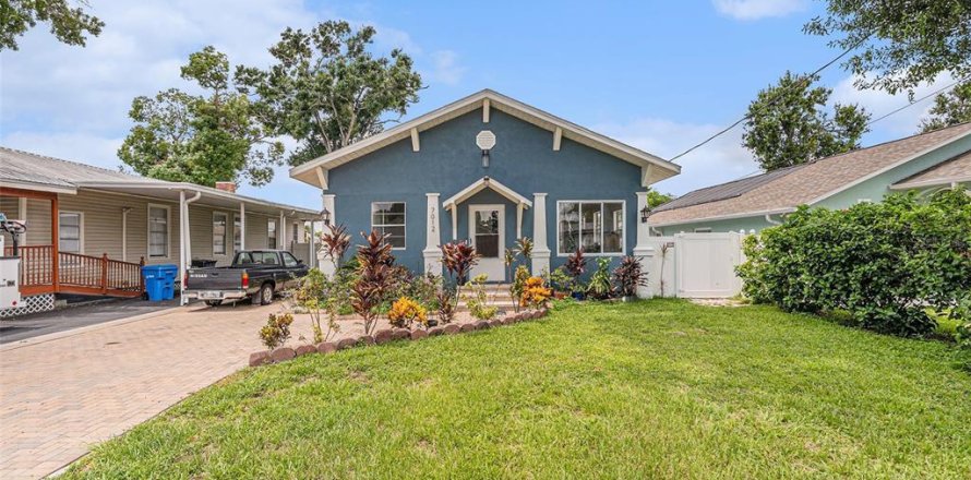 House in Tampa, Florida 3 bedrooms, 140.47 sq.m. № 1876779