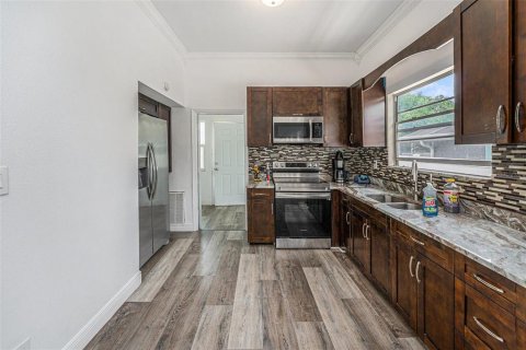 House in Tampa, Florida 3 bedrooms, 140.47 sq.m. № 1876779 - photo 9