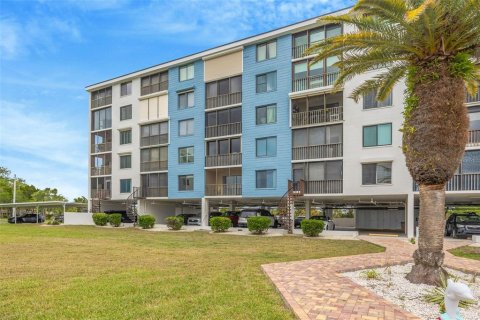 Condo in Port Richey, Florida, 2 bedrooms № 2101570 - photo 2