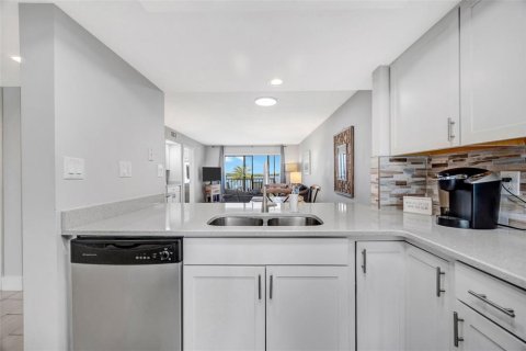 Condo in Port Richey, Florida, 2 bedrooms № 2101570 - photo 12
