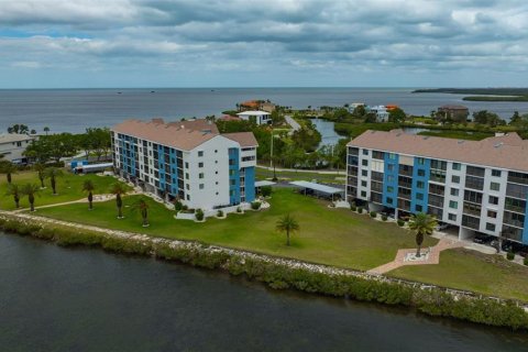 Condo in Port Richey, Florida, 2 bedrooms № 2101570 - photo 3