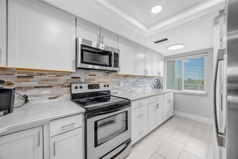 Condo in Port Richey, Florida, 2 bedrooms № 2101570 - photo 9