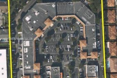 Commercial property in Miami, Florida № 1952899 - photo 1