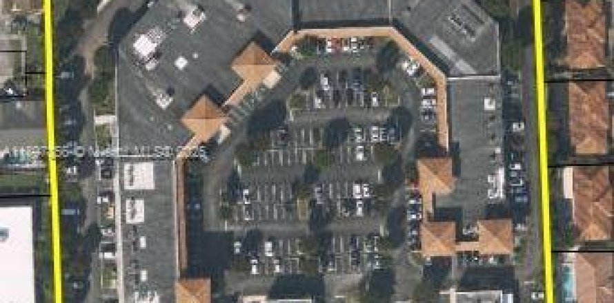 Commercial property in Miami, Florida № 1952899