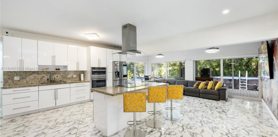 House in North Miami, Florida 4 bedrooms № 1850705
