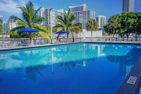 Condo in Hallandale Beach, Florida, 2 bedrooms  № 1940035 - photo 13