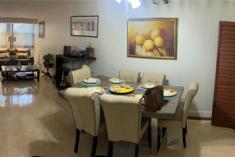 Condo in Hallandale Beach, Florida, 2 bedrooms  № 1940035 - photo 4