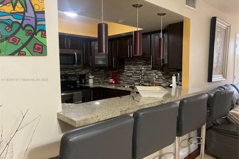 Condo in Hallandale Beach, Florida, 2 bedrooms  № 1940035 - photo 3