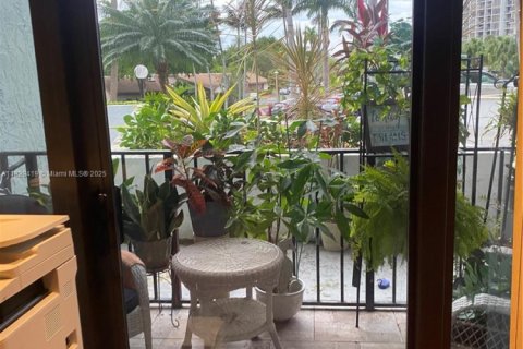 Condo in Hallandale Beach, Florida, 2 bedrooms  № 1940035 - photo 9