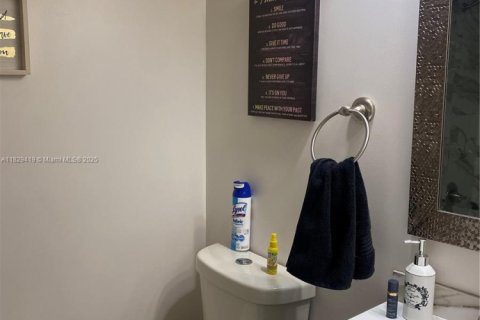 Condo in Hallandale Beach, Florida, 2 bedrooms  № 1940035 - photo 11