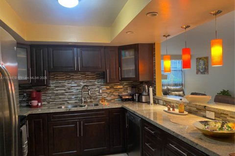 Condo in Hallandale Beach, Florida, 2 bedrooms  № 1940035 - photo 5