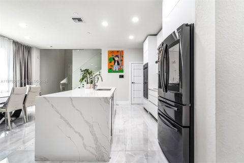 Casa en venta en Hollywood, Florida, 4 dormitorios, 199.93 m2 № 2038336 - foto 3