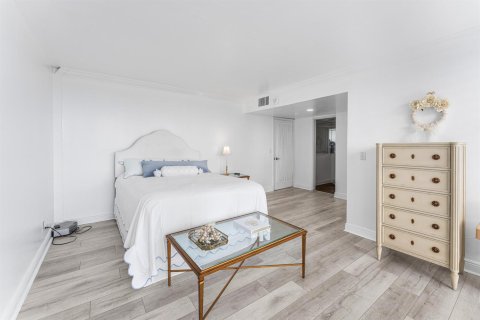 Condo in West Palm Beach, Florida, 2 bedrooms № 2082086 - photo 13