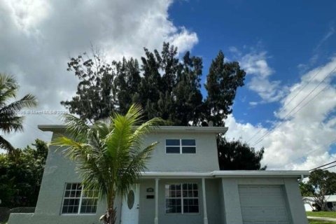 Villa ou maison à louer à Lauderhill, Floride: 5 chambres, 160.54 m2 № 1946747 - photo 2