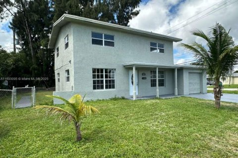 Villa ou maison à louer à Lauderhill, Floride: 5 chambres, 160.54 m2 № 1946747 - photo 3