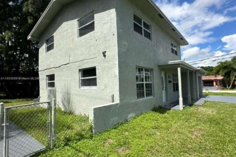 Villa ou maison à louer à Lauderhill, Floride: 5 chambres, 160.54 m2 № 1946747 - photo 4