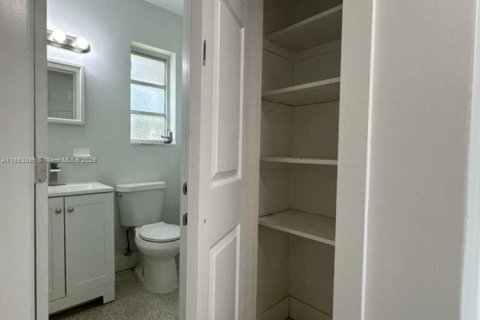 Villa ou maison à louer à Lauderhill, Floride: 5 chambres, 160.54 m2 № 1946747 - photo 30