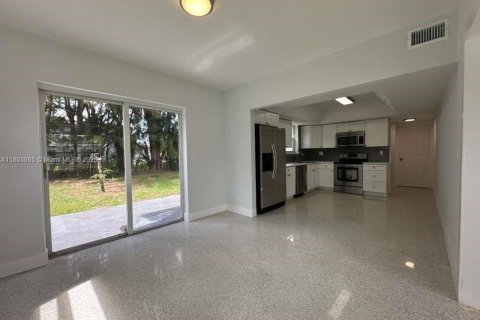 Villa ou maison à louer à Lauderhill, Floride: 5 chambres, 160.54 m2 № 1946747 - photo 23