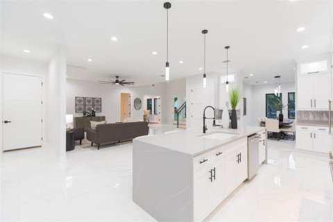 House in Tampa, Florida 5 bedrooms, 401.43 sq.m. № 1535461 - photo 26