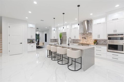 House in Tampa, Florida 5 bedrooms, 401.43 sq.m. № 1535461 - photo 23