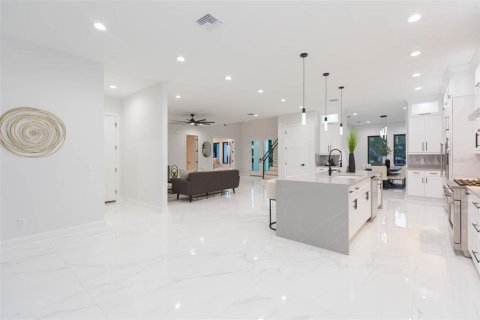 House in Tampa, Florida 5 bedrooms, 401.43 sq.m. № 1535461 - photo 25