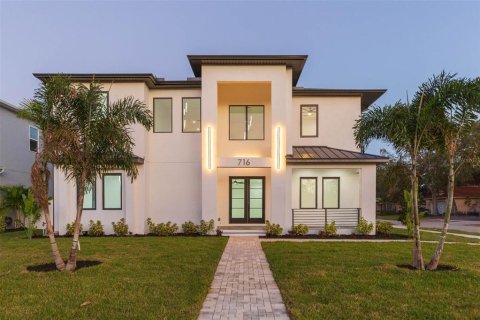 House in Tampa, Florida 5 bedrooms, 401.43 sq.m. № 1535461 - photo 1