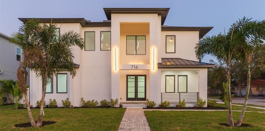 House in Tampa, Florida 5 bedrooms, 401.43 sq.m. № 1535461