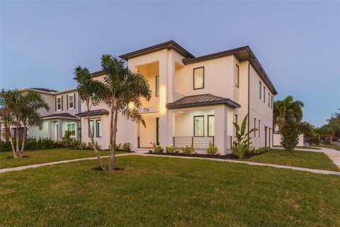 House in Tampa, Florida 5 bedrooms, 401.43 sq.m. № 1535461 - photo 3