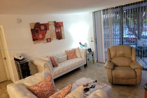 Condo in Pembroke Pines, Florida, 2 bedrooms  № 2082179