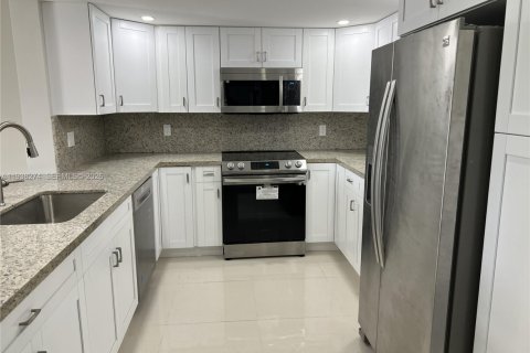 Townhouse in Miami, Florida 3 bedrooms, 152.36 sq.m. № 1995865 - photo 10