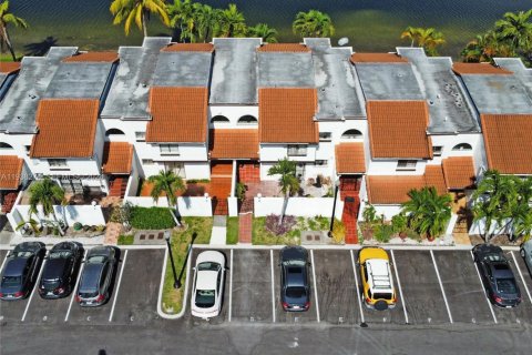 Townhouse in Miami, Florida 3 bedrooms, 152.36 sq.m. № 1995865 - photo 2