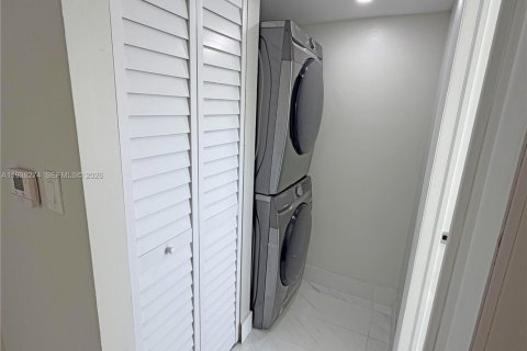 Townhouse in Miami, Florida 3 bedrooms, 152.36 sq.m. № 1995865 - photo 15