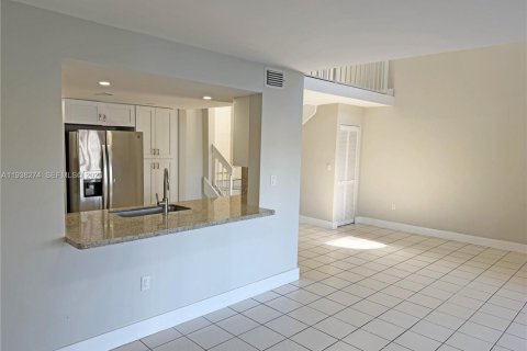 Townhouse in Miami, Florida 3 bedrooms, 152.36 sq.m. № 1995865 - photo 11