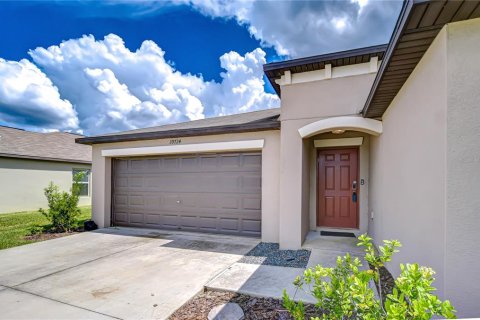 House in Zephyrhills, Florida 4 bedrooms, 178.19 sq.m. № 1919728 - photo 2