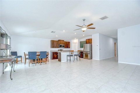 House in Zephyrhills, Florida 4 bedrooms, 178.19 sq.m. № 1919728 - photo 8