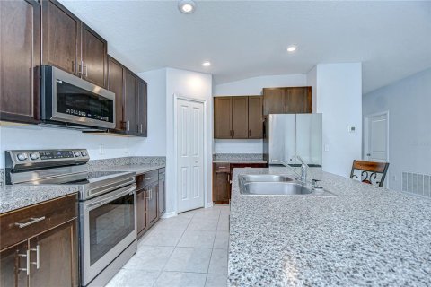 House in Zephyrhills, Florida 4 bedrooms, 178.19 sq.m. № 1919728 - photo 12