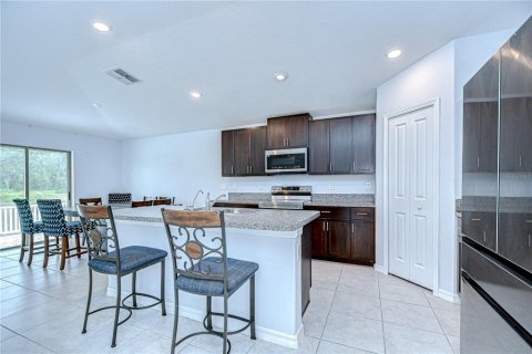House in Zephyrhills, Florida 4 bedrooms, 178.19 sq.m. № 1919728 - photo 17