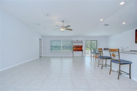 House in Zephyrhills, Florida 4 bedrooms, 178.19 sq.m. № 1919728 - photo 5