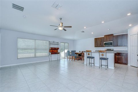 House in Zephyrhills, Florida 4 bedrooms, 178.19 sq.m. № 1919728 - photo 6