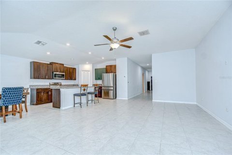 House in Zephyrhills, Florida 4 bedrooms, 178.19 sq.m. № 1919728 - photo 9