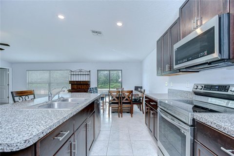 House in Zephyrhills, Florida 4 bedrooms, 178.19 sq.m. № 1919728 - photo 14