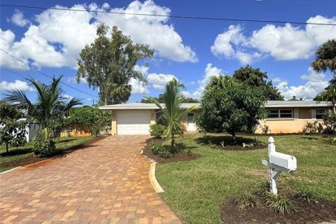 Villa ou maison à louer à Sarasota, Floride: 2 chambres, 118.45 m2 № 2418762 - photo 2