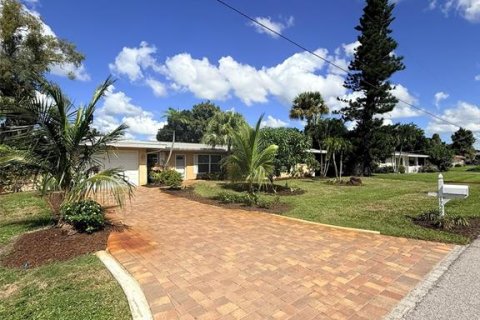 Villa ou maison à louer à Sarasota, Floride: 2 chambres, 118.45 m2 № 2418762 - photo 5