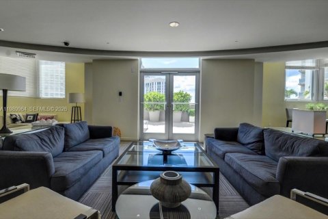 Condo in Miami, Florida, 1 bedroom  № 2053066 - photo 2