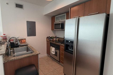 Condo in Miami, Florida, 1 bedroom  № 2053066 - photo 6