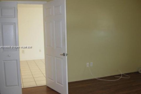 Condo in Surfside, Florida, 1 bedroom  № 1949448 - photo 11