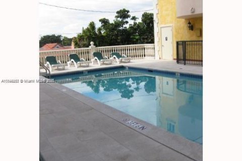 Condo in Surfside, Florida, 1 bedroom  № 1949448 - photo 3