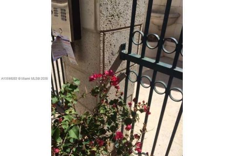 Condo in Surfside, Florida, 1 bedroom  № 1949448 - photo 15