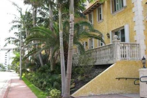 Condo in Surfside, Florida, 1 bedroom  № 1949448 - photo 2